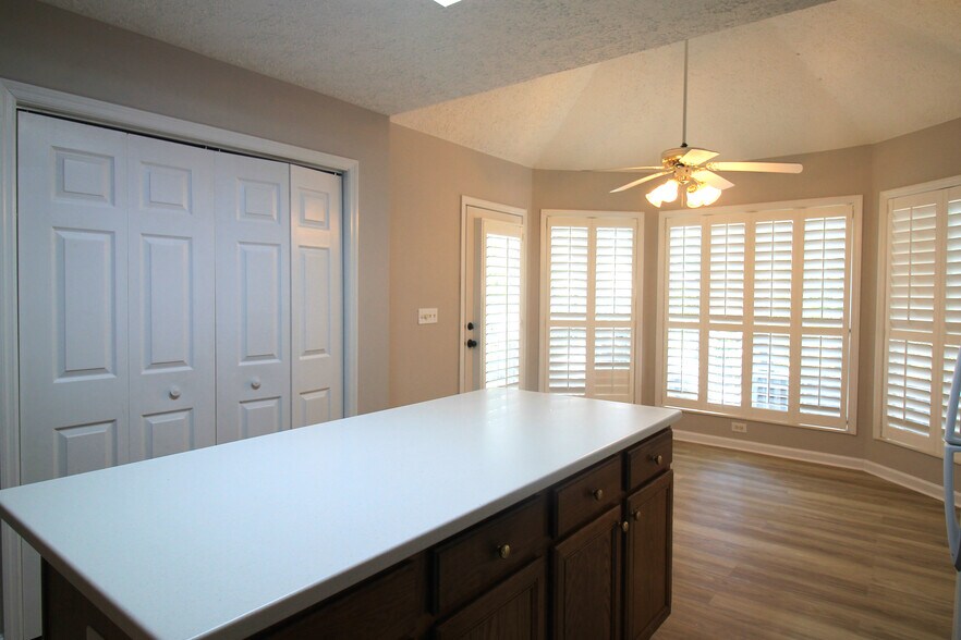 Building Photo - 5510 Fair Oaks Ln