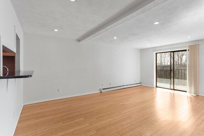 Building Photo - 12 Pond Ln