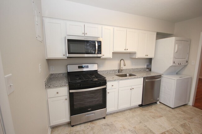 Building Photo - Renovated 2 Bedroom, 1 Bath Single-Family Home