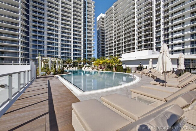 Building Photo - 220 Lake Shore Dr
