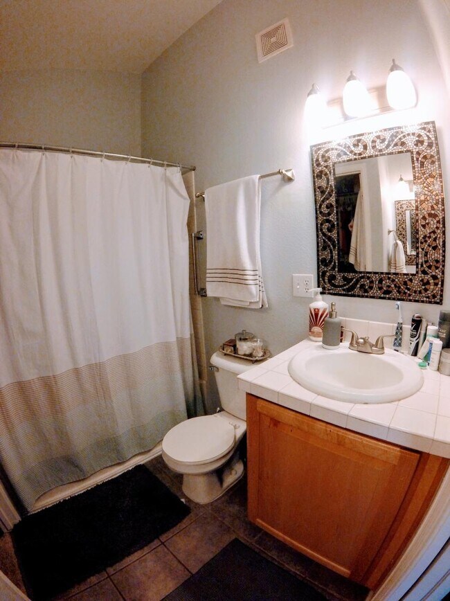 Bedroom 1 bathroom - 2918 Yates St