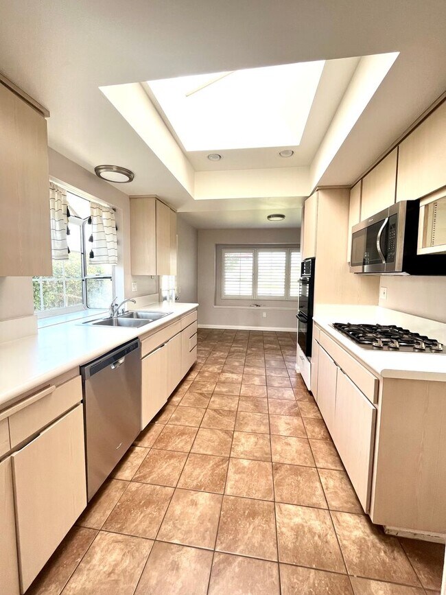 Building Photo - Ocean view Shorecliffs 3 bedroom 2 bath si...