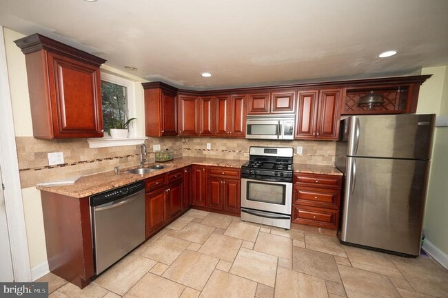 Building Photo - 703 Annin St