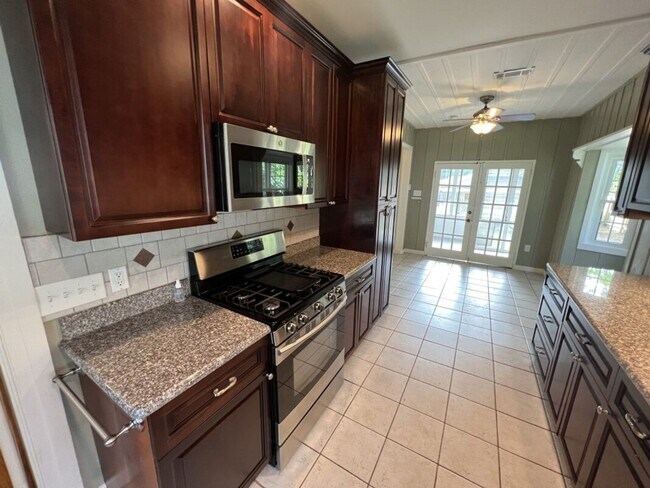 Building Photo - Charming 3 Bedroom Home Near LSU, University Lakes & Parade Routes!