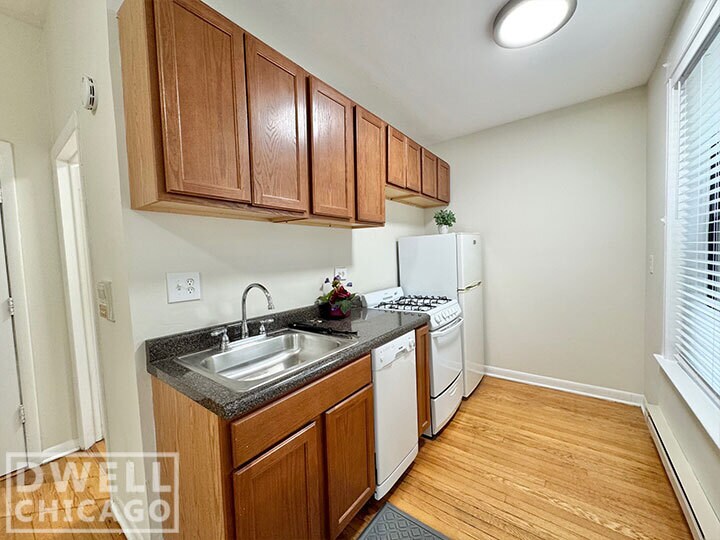 Building Photo - 923 W Waveland Ave