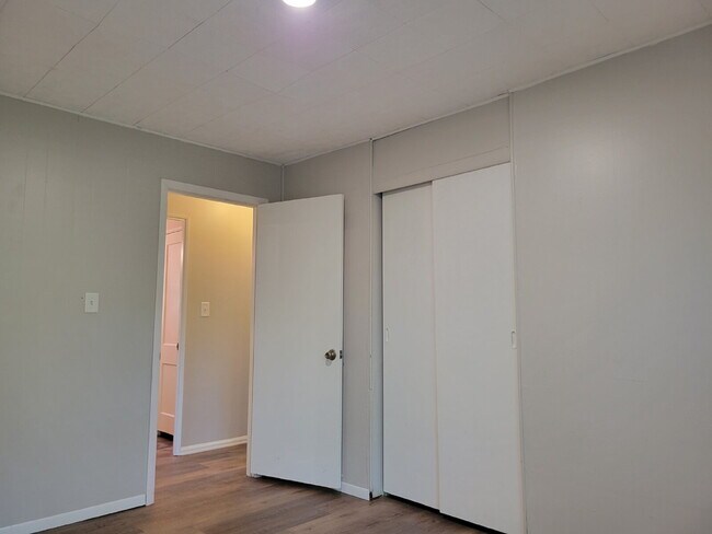 Building Photo - Sweet Home — 3 Bedroom with Garage & Stainless Steel Appliances