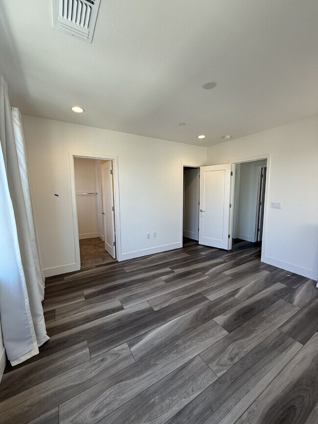 Building Photo - Bright & Spacious 3-Bedroom, 3.5-Bathroom Newark Home with Private Balcony