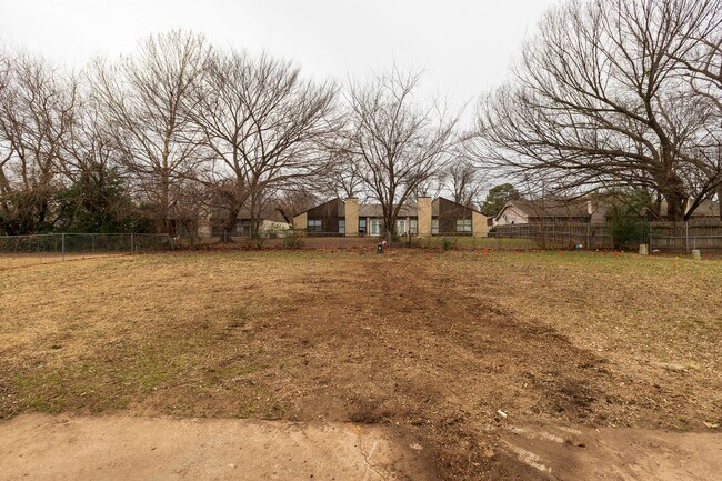 Building Photo - 4902 S Gum Ave