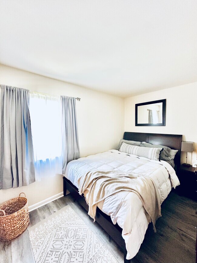 Building Photo - 10394 Meadowhead Cir