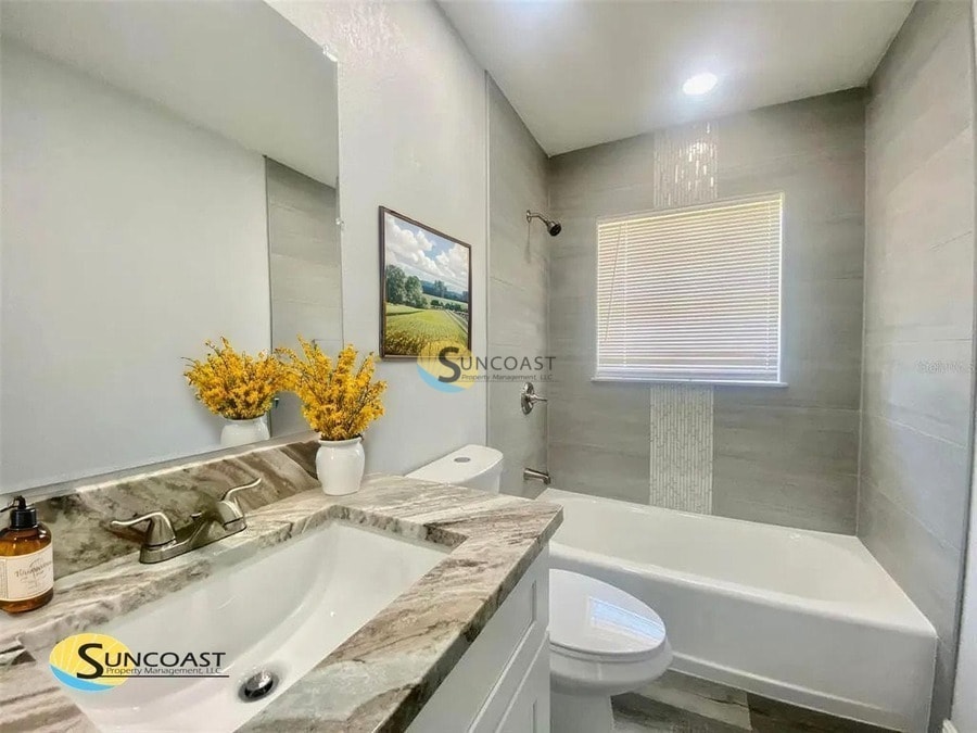 Building Photo - 1419 NE 25th Pl