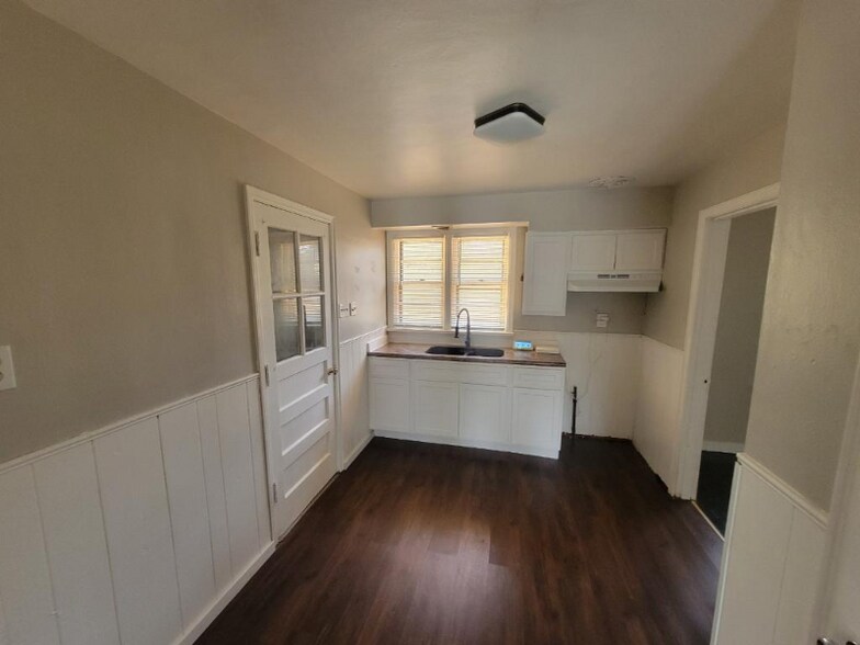 Building Photo - 212 S Barat Ave