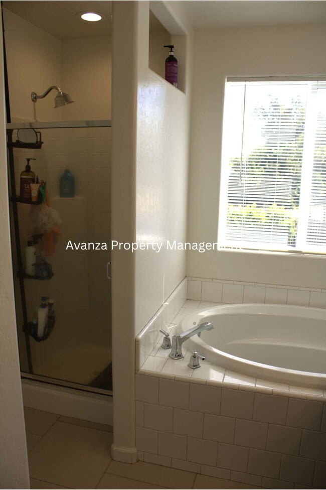 Building Photo - 1 Year Lease 4 Bed  3 Bath  Rent: $2,695 D...