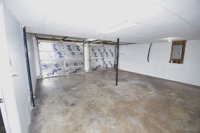 Building Photo - 3 Bedroom 2 Bath Pet Friendly Home For Rent!