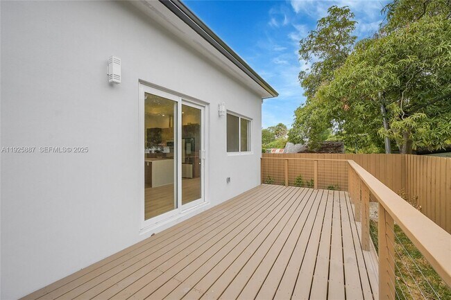 Building Photo - 2931 SW 12th Ave