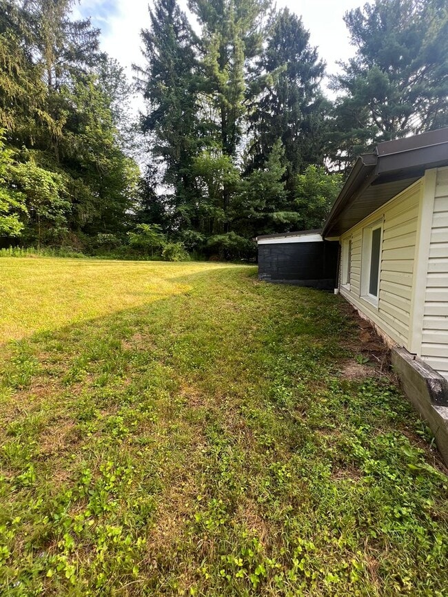 Building Photo - 3-bedroom, 2-bathroom private retreat in C...