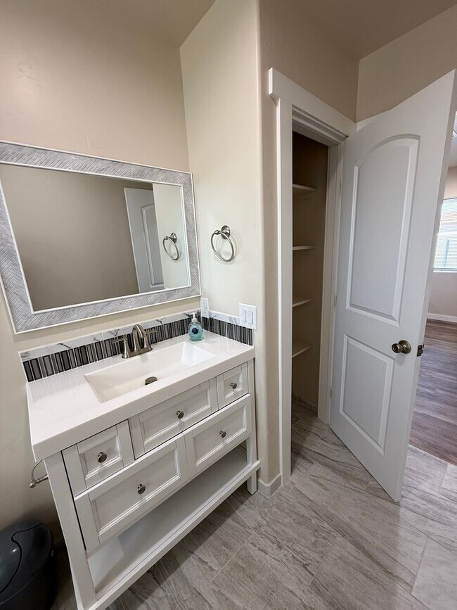 Building Photo - Gorgeous 2 Bedroom/1 Bathroom Home