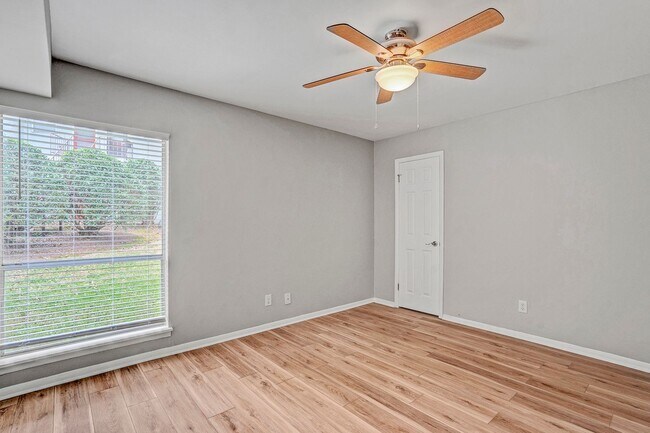 Building Photo - 2 Bed 1.5 bath Condo - Close to UNC!  Beautifully Renovated-MOVE IN READY! $500 off first month's...