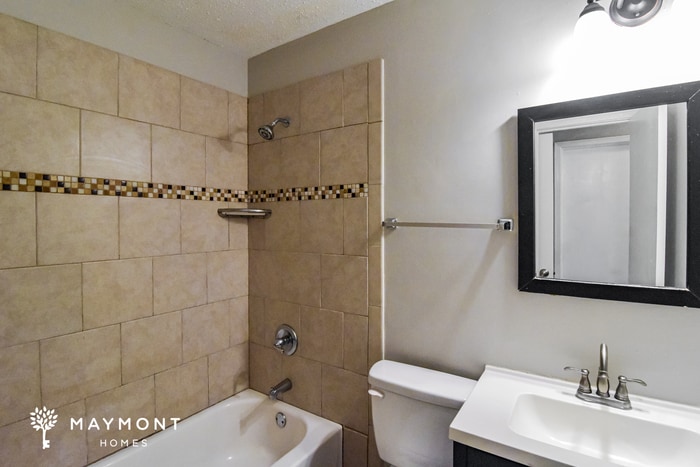 Building Photo - 5731 Roxboro Dr
