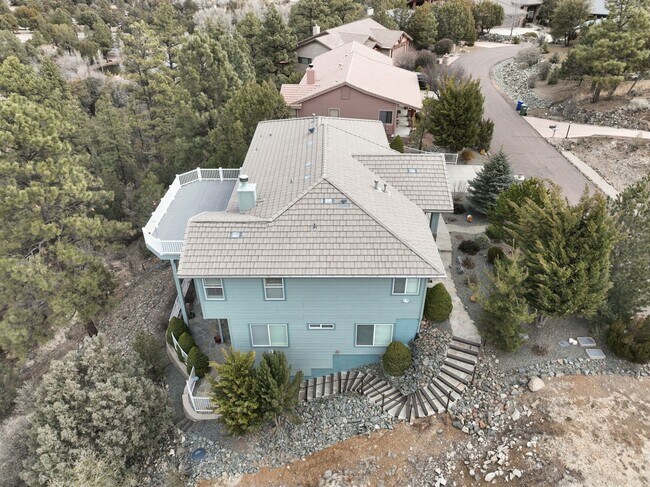 Building Photo - Incredible Home with Lake Views!