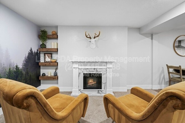 Building Photo - 3870 N Honeysuckle Dr