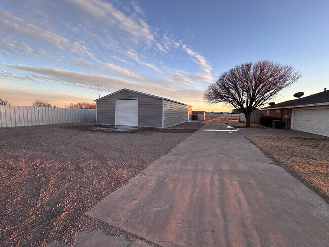Building Photo - Beautiful Home Outside of City Limits!