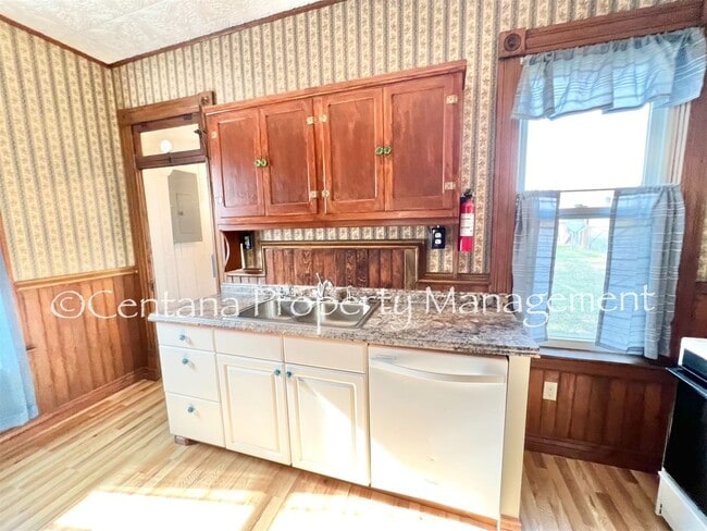 Building Photo - Historic home centrally located and beauti...