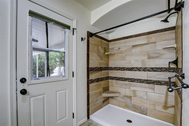 Building Photo - 3 bedroom 2 bathroom ranch style home in C...