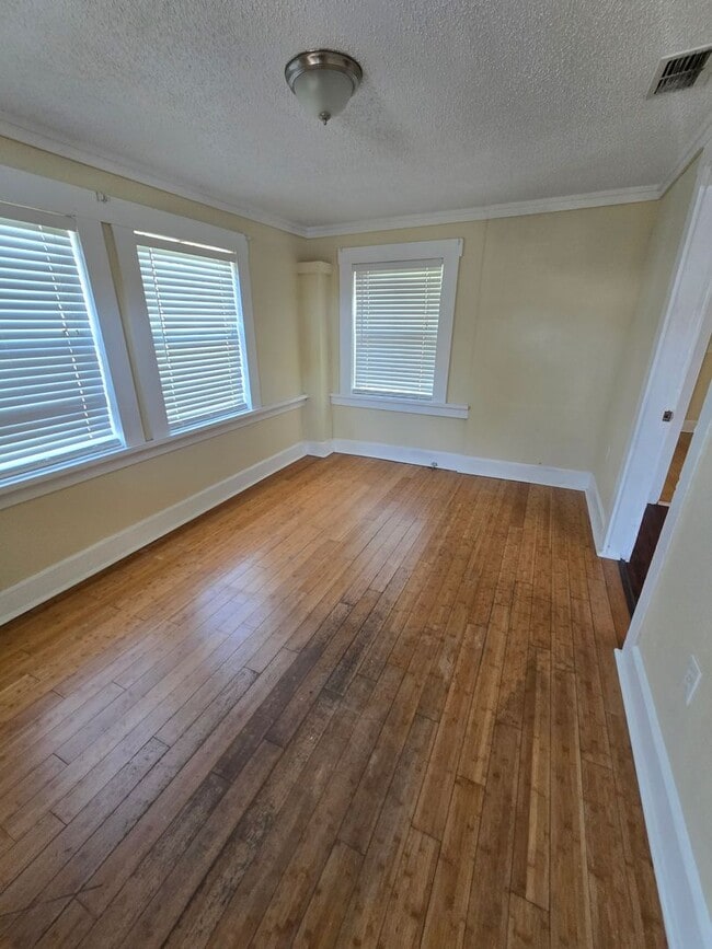Building Photo - Nice 2 Bedroom & Large extra room that you...