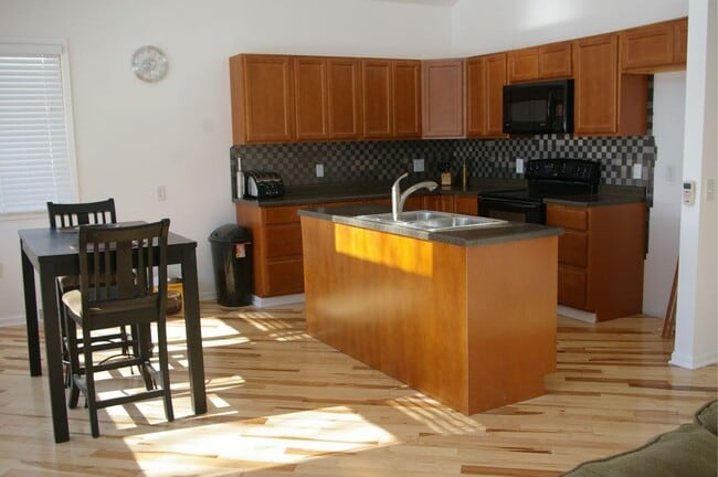 Building Photo - 4301 Quaker Trail NE