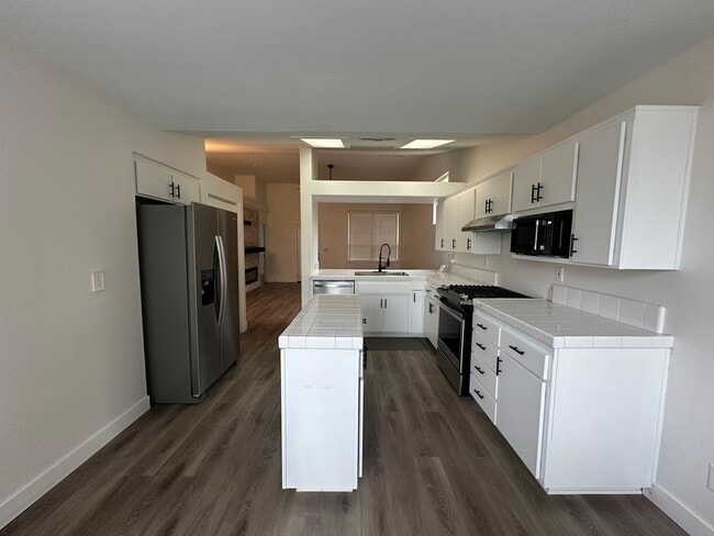 Building Photo - SE Visalia home coming soon!!