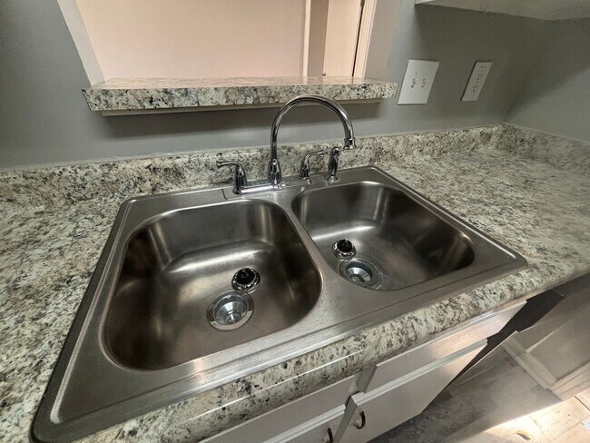 Building Photo - 5756 Crievewood Dr