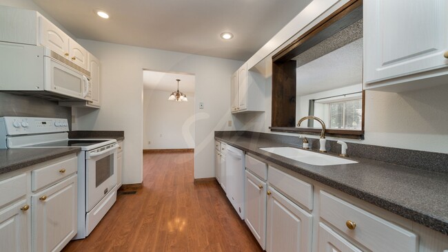 Building Photo - 5 Bedroom 3.5 Bath Home in Discovery @ Rockrimmon