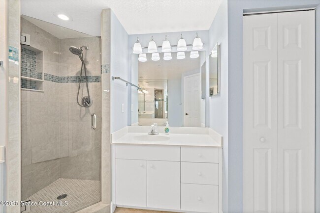 Building Photo - 601 Shorewood Dr