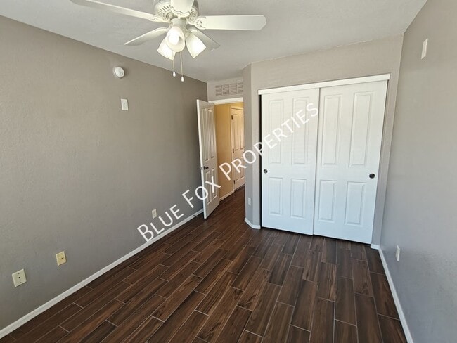 Building Photo - 2122 E Calle Arroyo Lindo