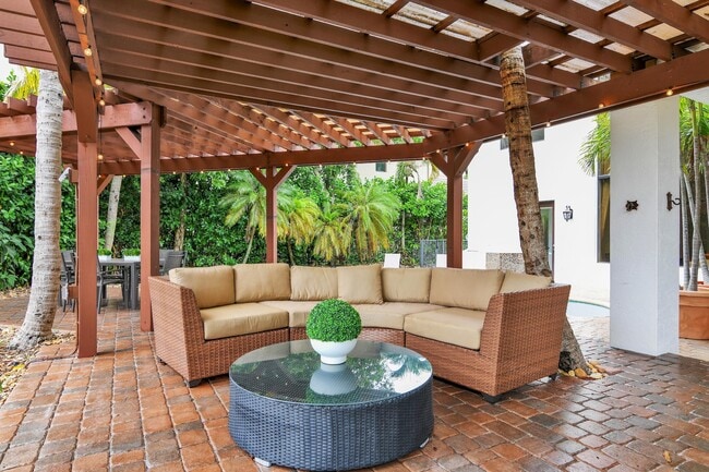 Building Photo - 10703 Versailles Blvd