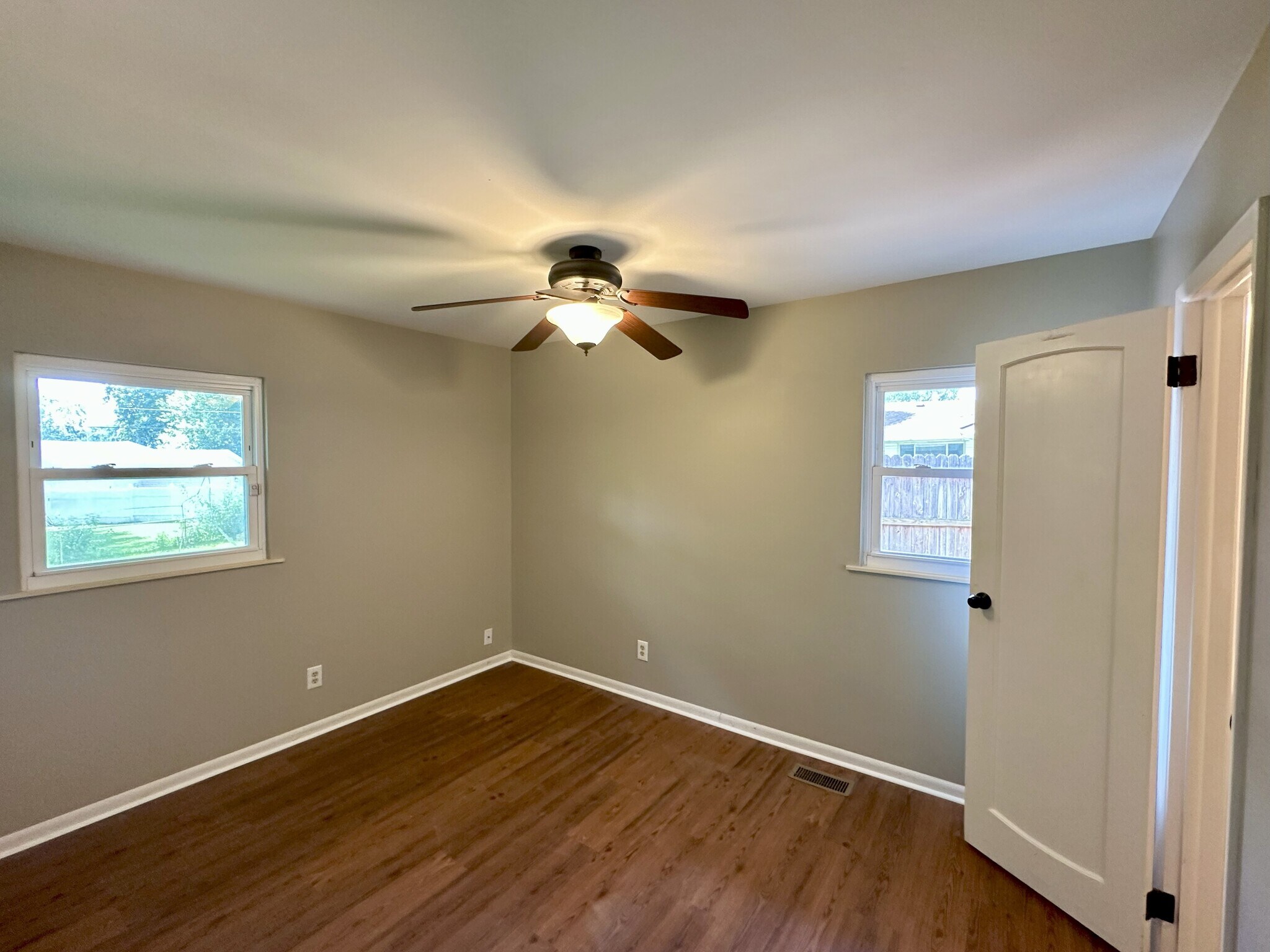 Building Photo - 227 Creekwood Dr