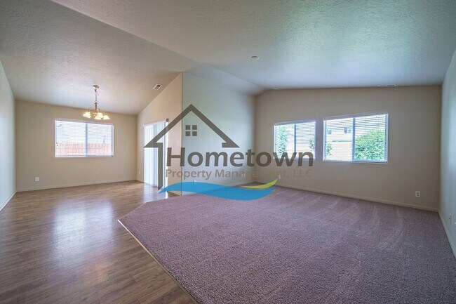 Building Photo - 3 Bedroom 2 Bathroom Home with Attached 2 ...