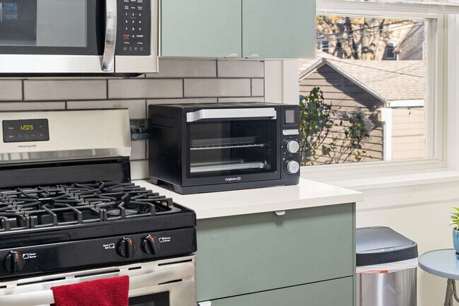 Building Photo - 6229 N Wayne Ave