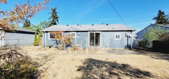 Building Photo - Absolutely Gorgeous 3 bd, 1 ba House locat...