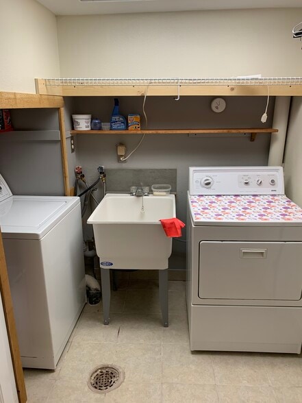 Private laundry - 6915 Yates St