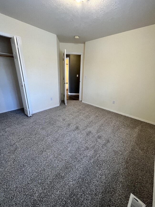 Building Photo - 950 Gregory Ln