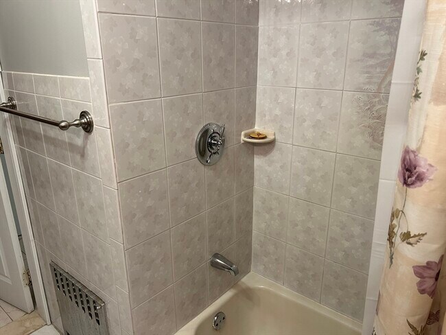 Building Photo - 58 Maple St