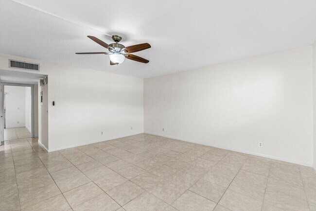 Building Photo - 641 Normandy Ln