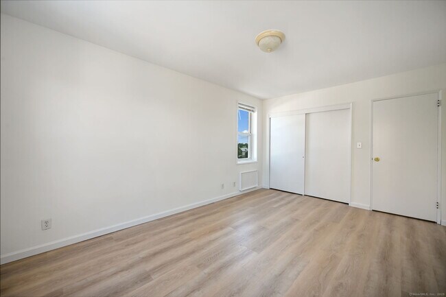 Building Photo - 39 Glenbrook Rd