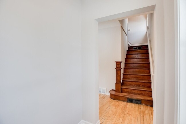 Building Photo - COMPLETELY UPDATED 2 BEDROOM