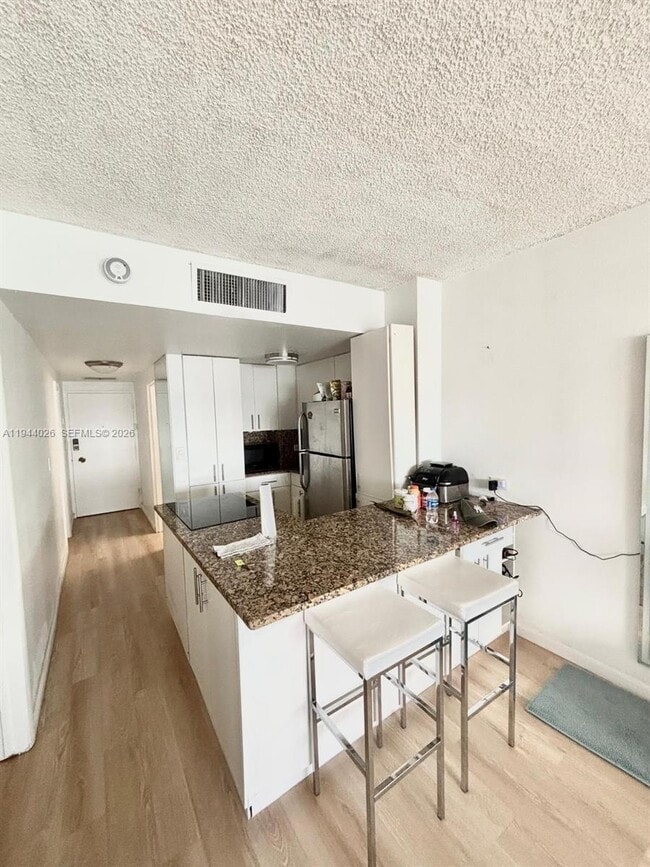 Building Photo - 999 Brickell Bay Dr