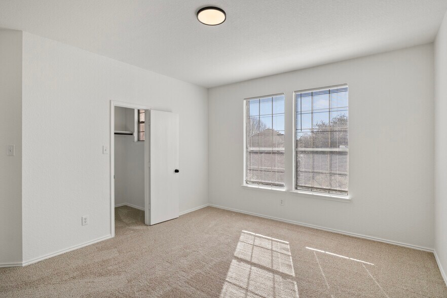 Building Photo - 1111 Devonshire Dr