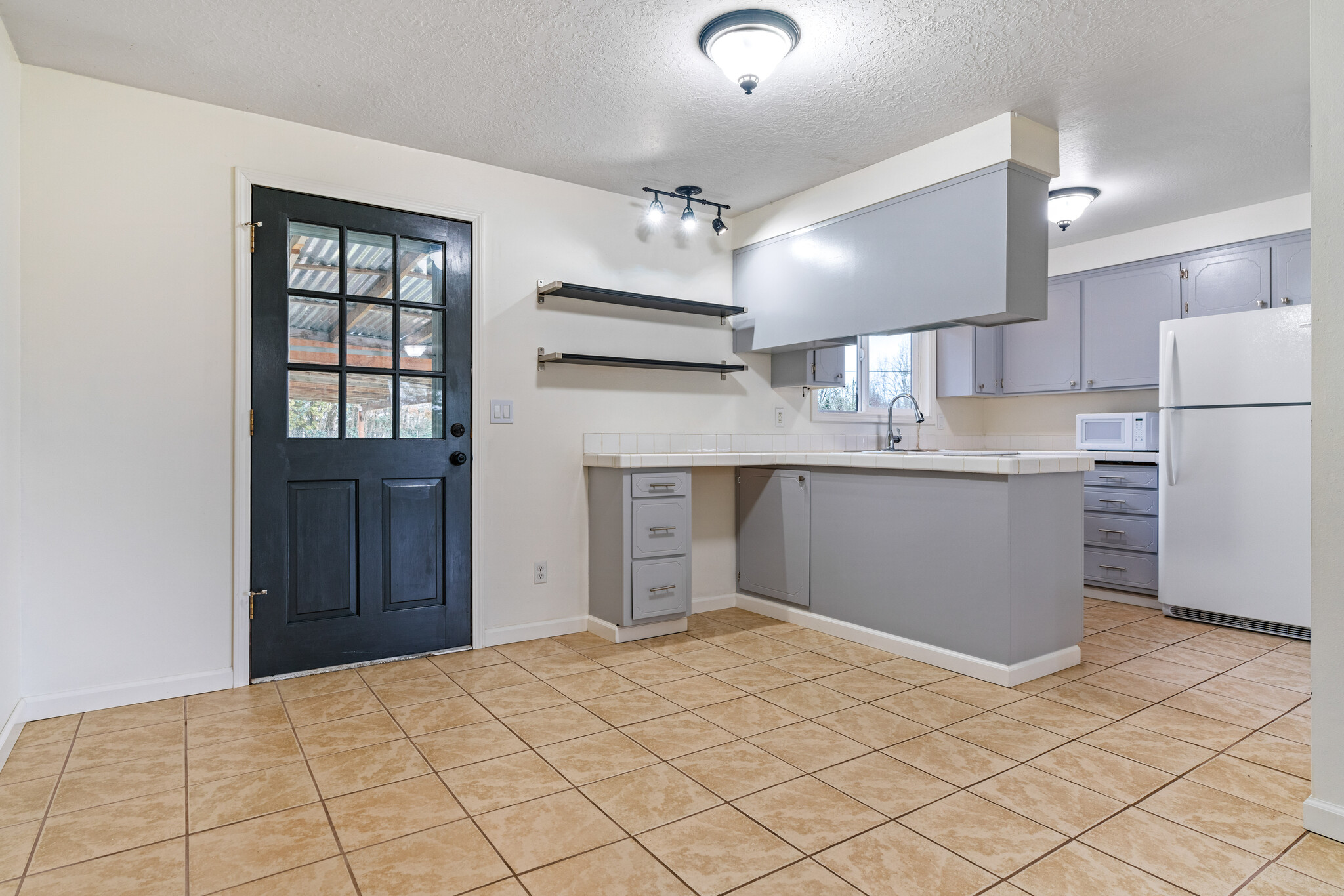 Building Photo - 404 Hillview Dr