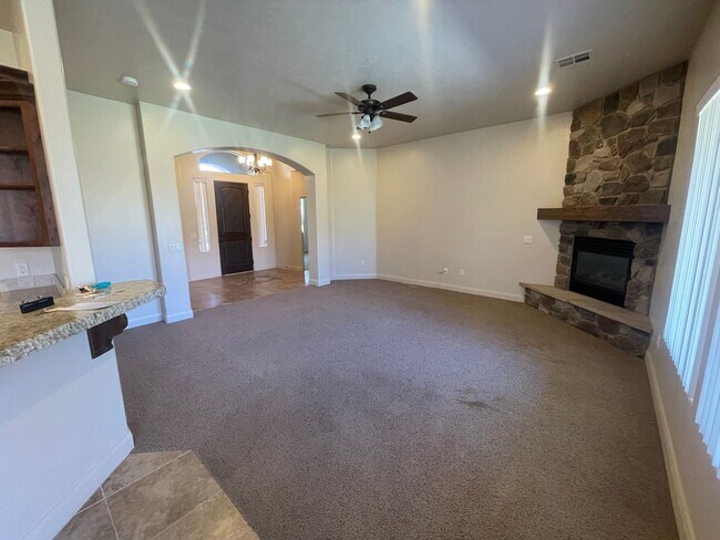 Building Photo - Great home and Pet Friendly!!  ADA tub/shower