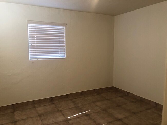 Building Photo - Mid town newly updated home!